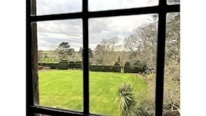 Interior - 3 Bedroom Apartment Sleeps 6 in Large Country Manor House (Warwick)