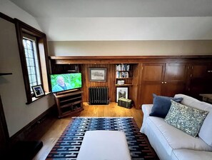 Una Smart TV, una chimenea, libros