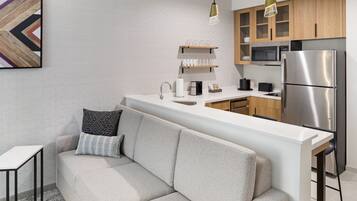 Refrigerador con congelador, microondas y parrilla de estufa