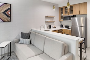 Full-size fridge, microwave, stovetop, dishwasher - Residence Inn by Marriott Chatsworth (Chatsworth)