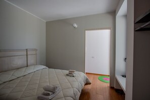 1 bedroom, desk, WiFi, bed sheets