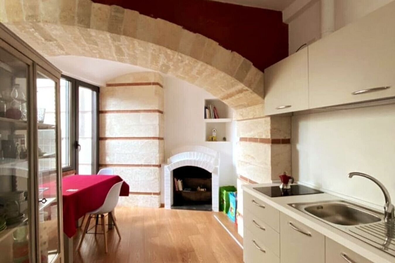 Køleskab, ovn, kogeplade, kaffe-/temaskine