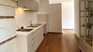 Jääkaappi, uuni, liesi, kahvin-/teenkeitin