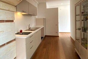 Fridge, oven, stovetop, coffee/tea maker