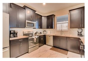 Frigorifero, microonde, forno, piano cottura