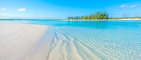 En la playa, camastros y toallas de playa