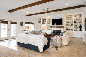 Televisión, chimenea, reproductor de DVD y libros 