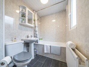 Douche, sèche-cheveux, serviettes fournies