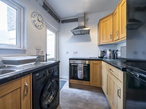 Geladeira, micro-ondas, fogão, torradeira