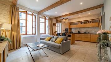 Kirjoja, työhuone, tietokoneen näyttö