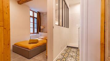 1 makuuhuone, työpöytä, silitysrauta/-lauta, vauvan matkasänky