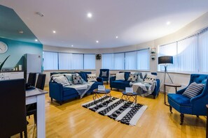Apartment | Living room | 30-inch TV with cable channels - Impeccable 2-bed Apartment in Liverpool (Liverpool)