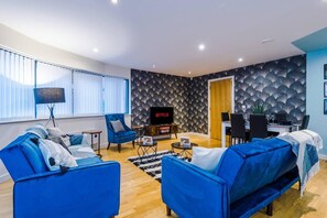 Apartment | Living area | 30-inch TV with cable channels - Impeccable 2-bed Apartment in Liverpool (Liverpool)
