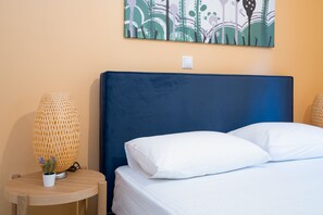 1 chambre, bureau, fer et planche à repasser, accès Internet