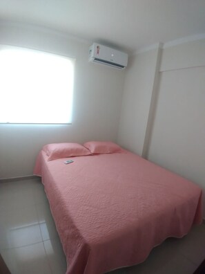 1 dormitorio, tabla de planchar con plancha, wifi y ropa de cama