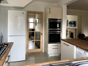 Fridge, microwave, oven, stovetop - Residential 3 bed house on the Netherhampton Road with large garden (Salisbury)