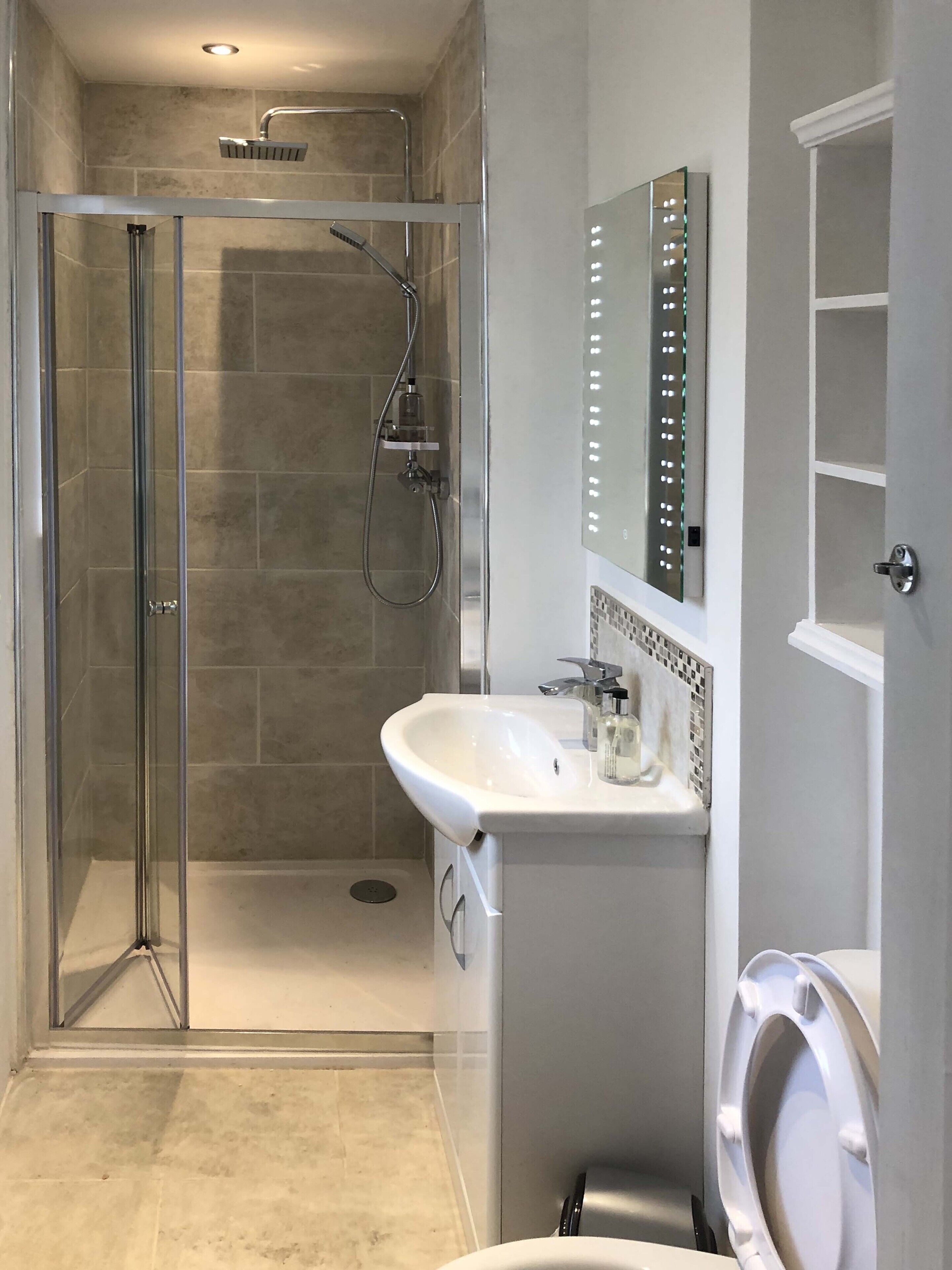 Combined shower/bathtub, hair dryer, towels, soap