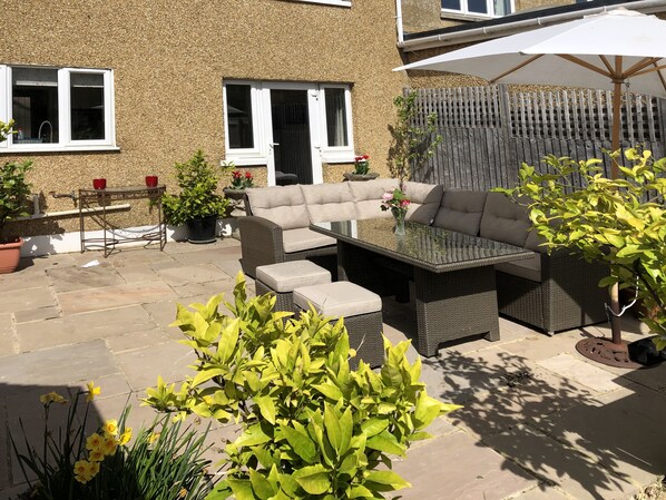 Outdoor dining - Residential 3 bed house on the Netherhampton Road with large garden (Salisbury)