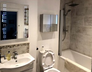 Ensemble douche/baignoire, sèche-cheveux, serviettes fournies, savon