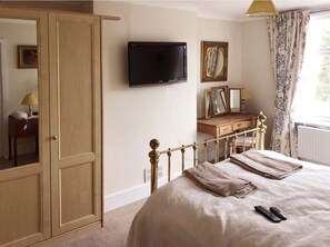 3 bedrooms, desk, iron/ironing board, travel crib - Residential 3 bed house on the Netherhampton Road with large garden (Salisbury)