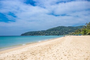 Plage, chaises longues, serviettes de plage