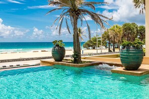 Piscine extérieure, piscine à débordement