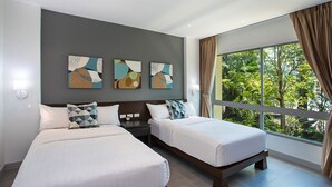 Quarto de hotel moderno com duas camas, uma janela grande com vista para áreas verdes e arte abstrata na parede.