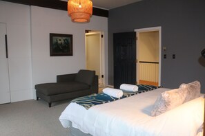 4 bedrooms, desk, bed sheets