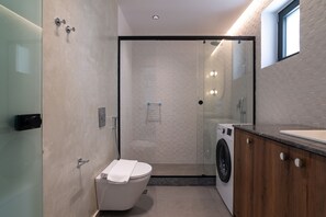 Shower, hair dryer, towels, shampoo