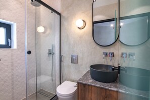 Shower, hair dryer, towels, shampoo