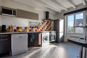 Kjøleskap, mikrobølgeovn, ovn og kokeplater