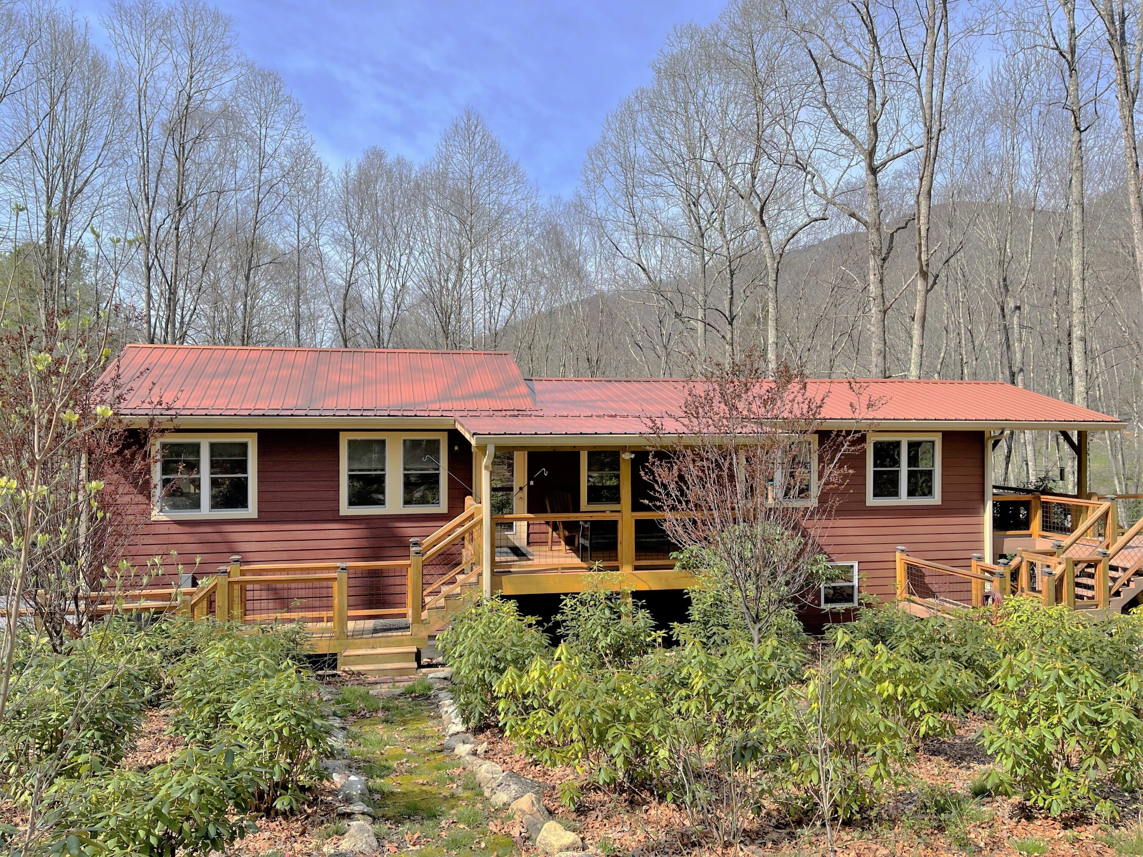 Peaceful Mountain Retreat Nestled on 3.5 Acres - Multi-Tier Deck, Creek Access!