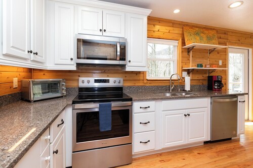 Peaceful Mountain Cabin Nestled on 3.5 Acres - Multi-Tier Deck, Creek Access!