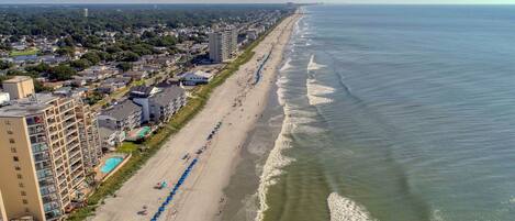Una playa cerca, sillas reclinables de playa