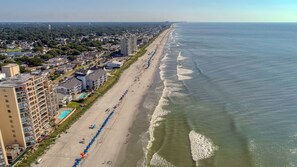 Una spiaggia nelle vicinanze, lettini da mare