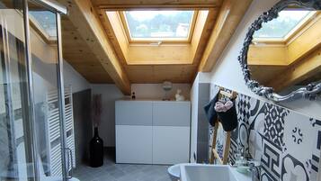 Doccia, set di cortesia gratuito, asciugacapelli, pantofole