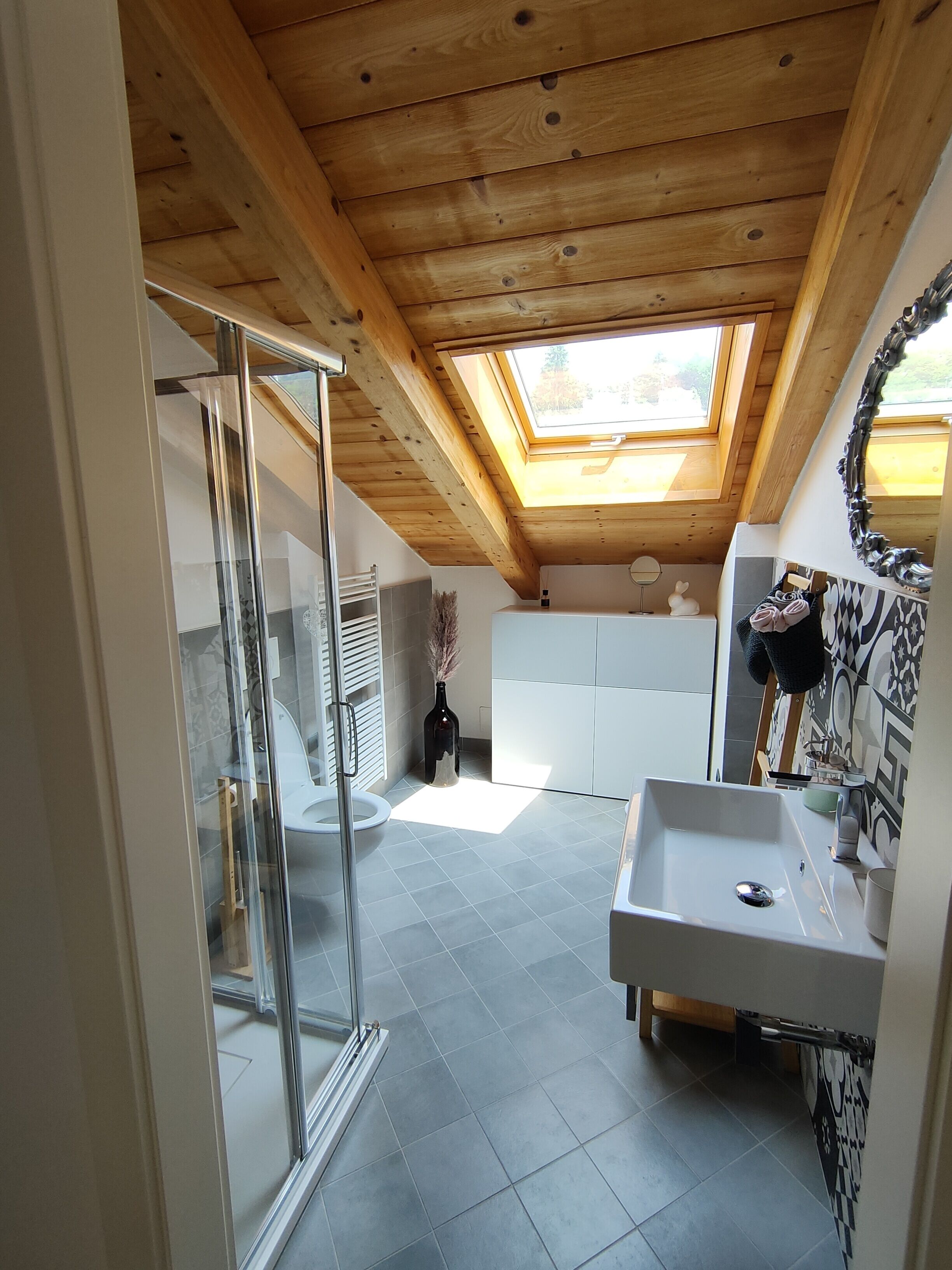 Douche, articles de toilette gratuits, sèche-cheveux, chaussons