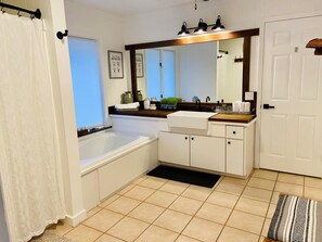 Shower, jetted tub, hair dryer, towels - Sebring Florida Farmhouse just minutes from Raceway (Sebring)