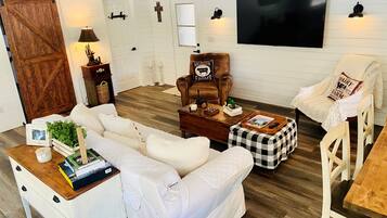 Smart TV, tenis de mesa, libros y estéreo