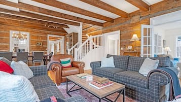 Fernseher, Kamin, Tischfußball