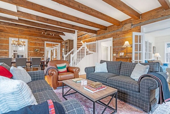 Fernseher, Kamin, Tischfußball