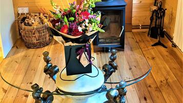 Studio, 1 King Bed | Private kitchen | Fridge, microwave, oven, stovetop