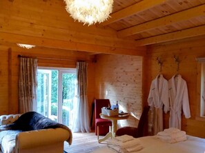 Studio, 1 suuri parisänky | Silitysrauta/-lauta, ilmainen Wi-Fi, vuodevaatteet