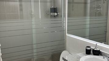 Regadera, secadora de cabello, toallas, jabón