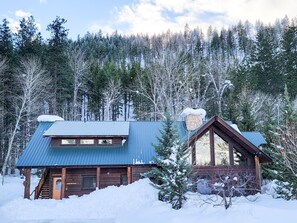 Exterior - Fireside Lodge - spacious home in Mazama (Winthrop)