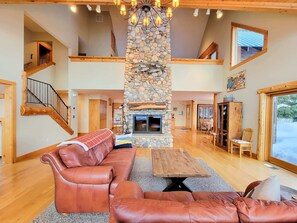 TV, fireplace, offices - Fireside Lodge - spacious home in Mazama (Winthrop)