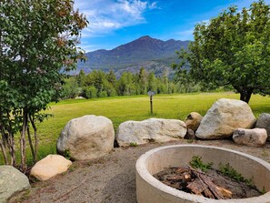 Property grounds - Fireside Lodge - spacious home in Mazama (Winthrop)