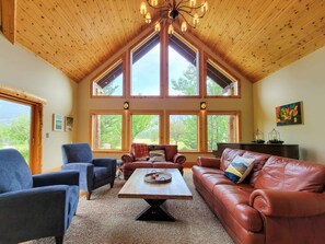 TV, fireplace, offices - Fireside Lodge - spacious home in Mazama (Winthrop)