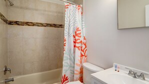 Une salle de bain avec une baignoire, des toilettes et un lavabo.