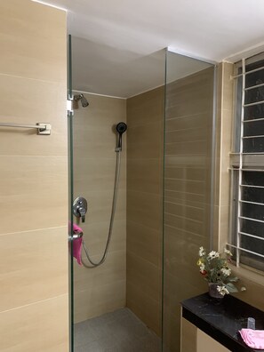 Appartement, meerdere bedden | Badkamer | Een douche, een haardroger, handdoeken